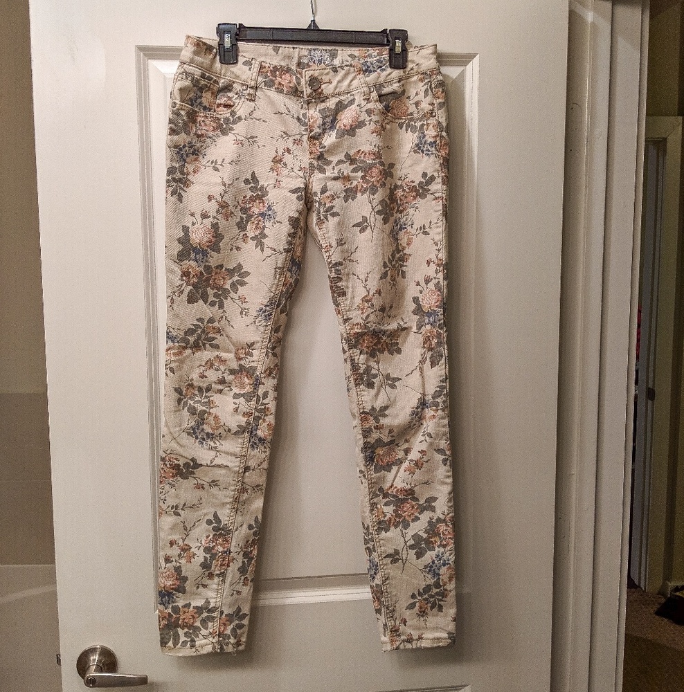 Fall trends - Almost Famous, floral jeans